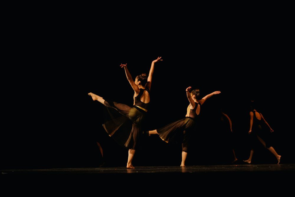 Danseuses en mouvement sur un plateau noir