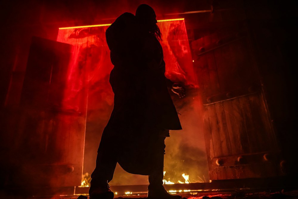 Silhouette d'un interprète dans un décor de théâtre rouge