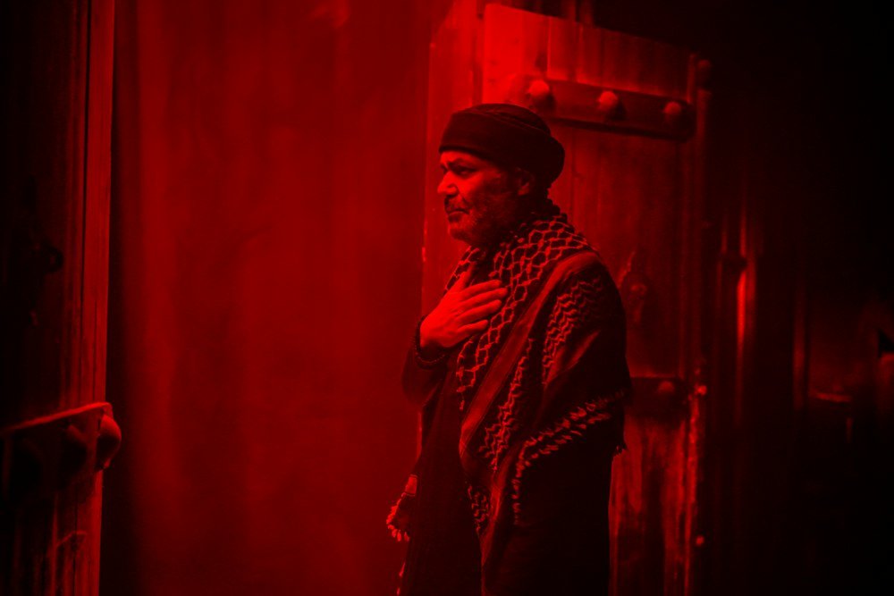 Interprète dans une lumière rouge, de profil