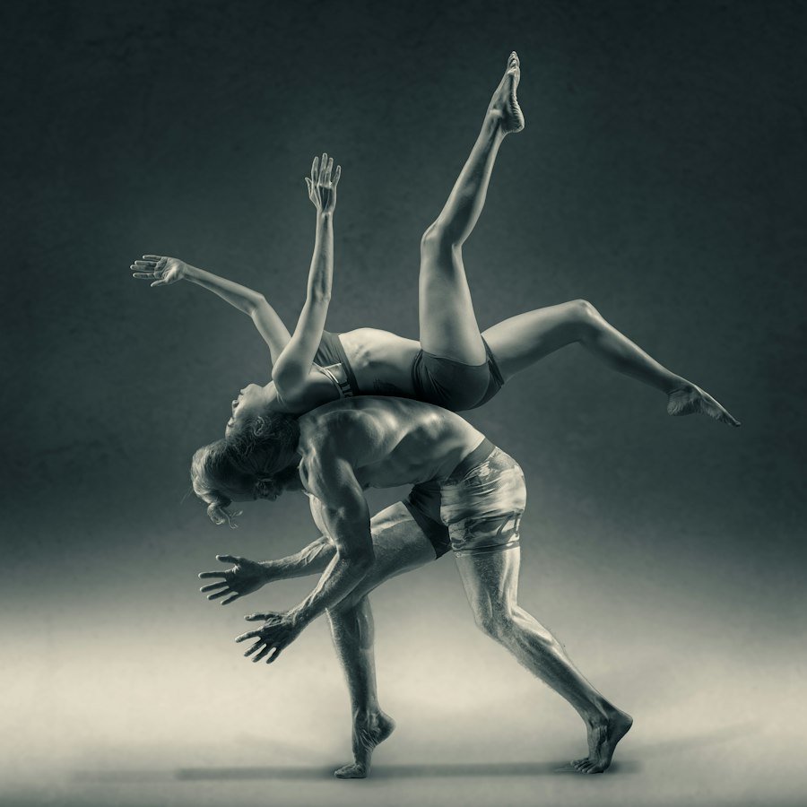 Deux danseurs en équilibre, corps enlacés — voir le teaser
